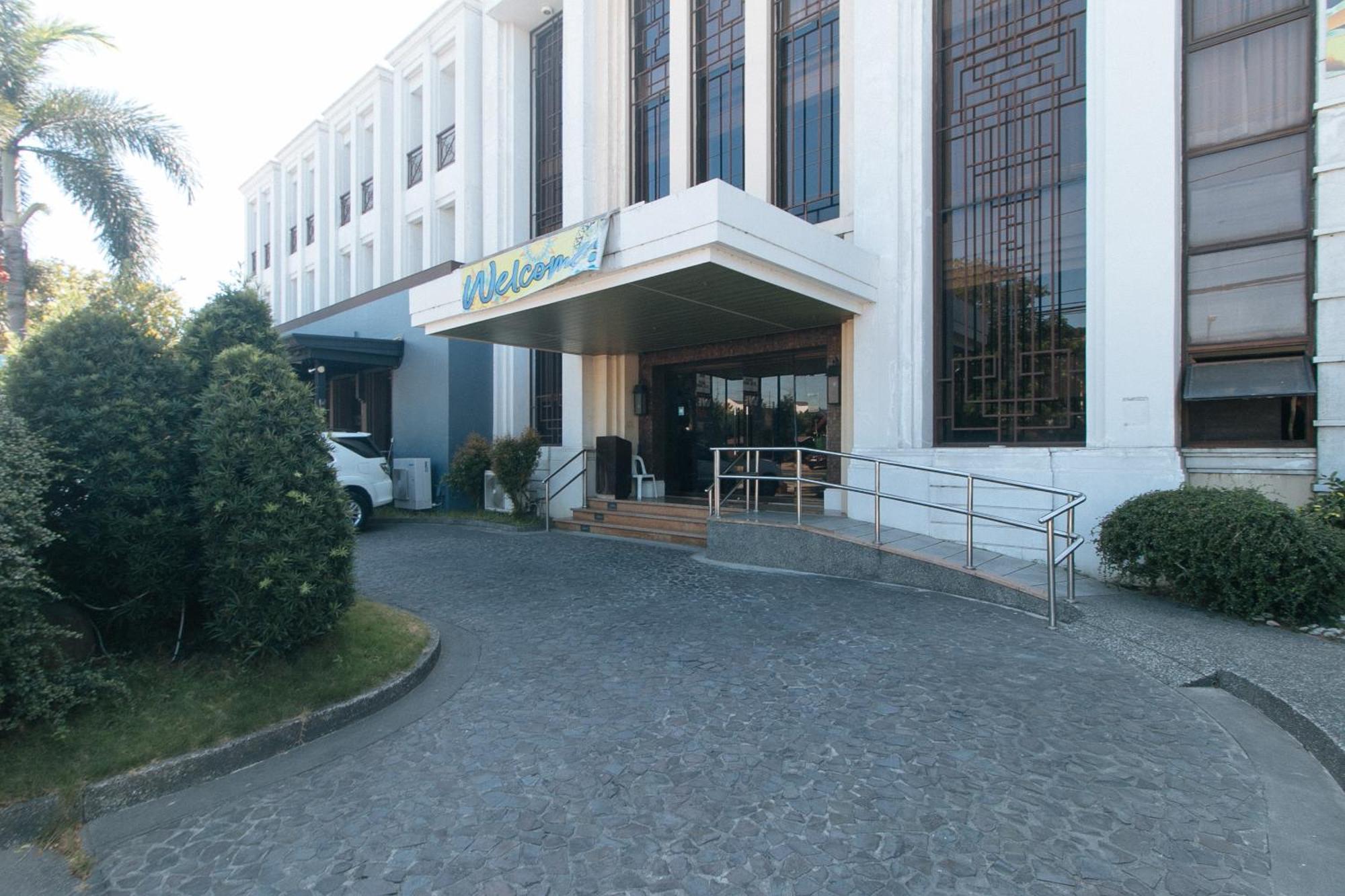 Bliss Hotel San Fernando Pampanga City Exterior photo